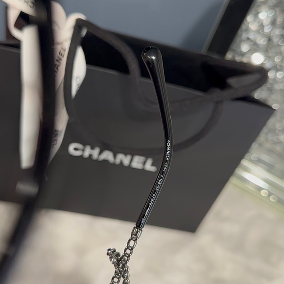 CHANEL 🖤
Interlocking CC Logo Square Sunglasses 🕶️ - Picture 12 of 12